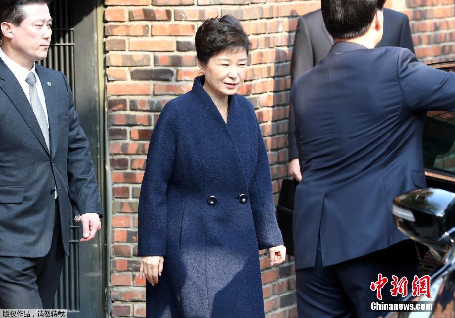 当地时间3月21日，韩国检察厅特别调查本部于21日上午9时30分传唤前总统朴槿惠，对她受贿、滥用职权等嫌疑进行调查，朴槿惠将成为韩国宪政史上第四位被检方传讯的总统。图为朴槿惠在安保人员的保护下离开居住(🚮)地。