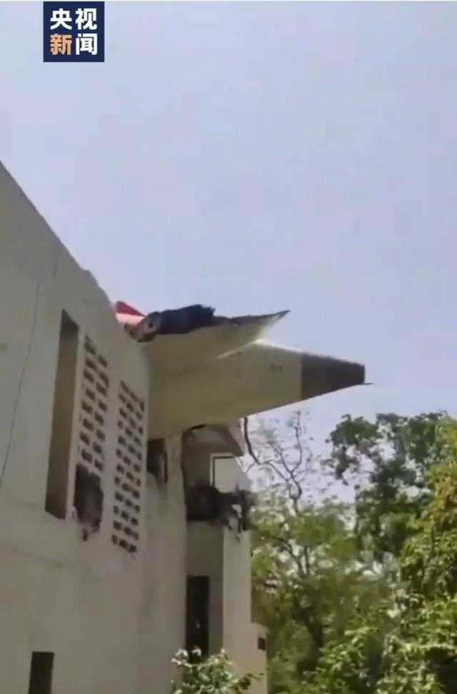 印度一波音787客机坠毁机上(👇)242人、地面5名学生遇难！我驻印度使馆：机上无中国籍乘客